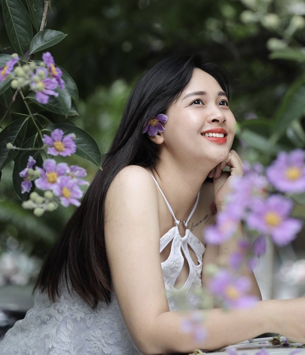 <p class="Normal" style="text-align:justify;"> Giữa sắc tím đặc trưng của loài hoa không quá rực rỡ nhưng lại đầy sâu sắc, Nguyễn Như Quỳnh &lpar;Phòng Vận hành miền Bắc, Trung tâm Quản lý Data Center&rpar; tham gia cuộc thi với bức ảnh có nụ cười nhẹ nhàng mà rực rỡ. Quỳnh cho rằng, phụ nữ nhà “Cáo” tỏa sáng từ vẻ ngoài đến bản lĩnh ẩn sâu, sự thấu hiểu cùng một trái tim đủ dịu dàng sau mọi trải nghiệm.</p>