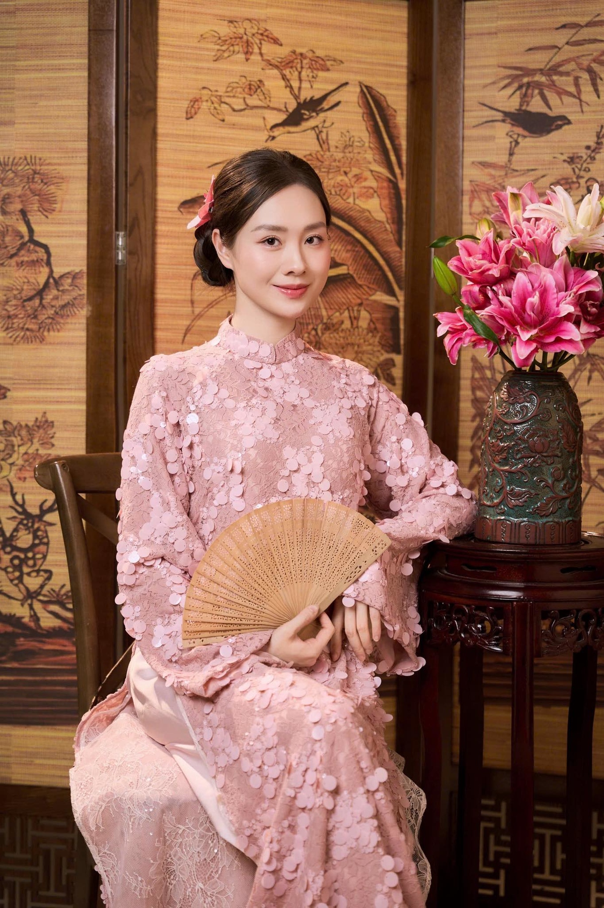 <p class="Normal" dir="ltr" style="text-align:justify;"> Lê Minh Trang &lpar;Viễn thông Quốc tế FPT&rpar; khiến người xem "cảm nắng" với vẻ duyên dáng trong tà áo dài thướt tha. Với cô, nếu hoa cần ánh nắng để vươn mình nở rộ, thì phụ nữ cần sự trân trọng và yêu thương để thực sự tỏa sáng. Nhân dịp đặc biệt này, Trang gửi gắm lời chúc đến những "đóa hoa" của đại gia đình nhà “Cáo” sẽ luôn được nâng niu, để từ đó tiếp tục lan tỏa hương sắc rực rỡ trên hành trình kết nối triệu trái tim.</p>