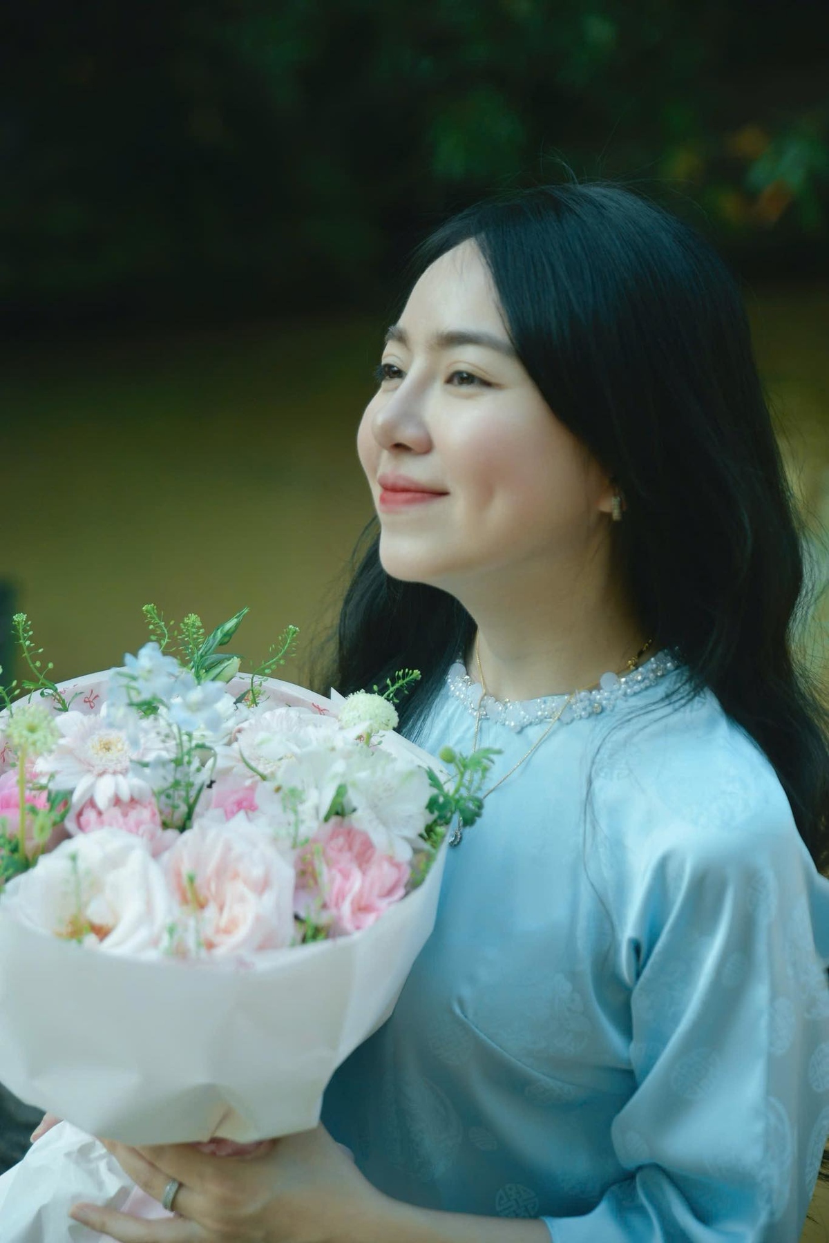 <p class="Normal" style="text-align:justify;"> Mang đến một góc nhìn đầy tinh tế từ vùng đất Cố đô, Võ Thị Hồng Hạnh &lpar;Viễn thông FPT tại Huế&rpar; nhìn nhận, sự lãng mạn không nằm ở những điều xa hoa mà hiện hữu ngay trong cách ta nâng niu từng niềm vui nhỏ bé. “Một nhành hoa tự tay chọn mỗi tuần cũng đủ để nhắc nhở bản thân sống chậm lại, dịu dàng hơn và làm mới tâm trạng giữa những bộn bề công việc” - Hạnh bày tỏ.</p>