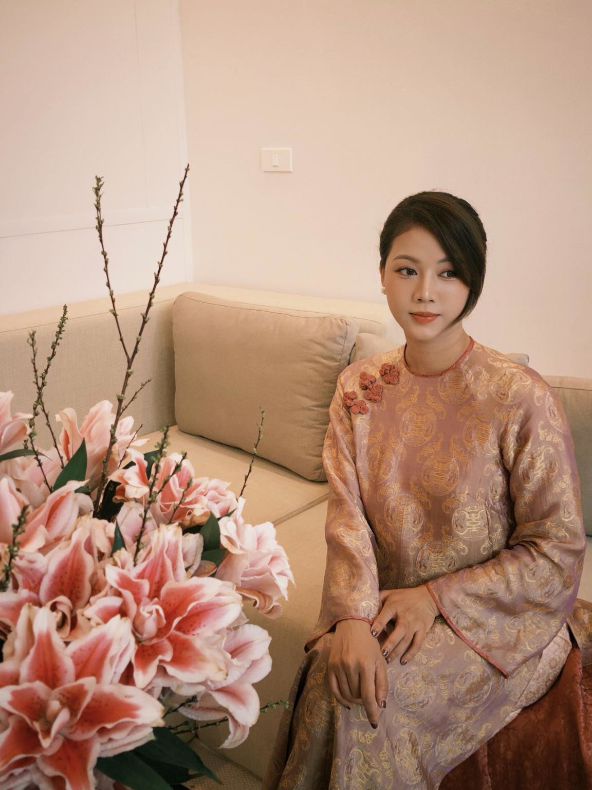 <p class="Normal" style="text-align:justify;"> Qua hình ảnh "gấm lụa trầm hương" thanh tao, Nguyễn Hoàng Mai Phương &lpar;Viễn thông Quốc tế FPT&rpar; gửi lời chúc đến toàn thể chị em nhà “Cáo” một mùa 8/3 không chỉ khoe sắc rực rỡ bên ngoài mà còn nồng nàn tỏa ngát hương thơm từ chính bản lĩnh và tâm hồn mình.</p>