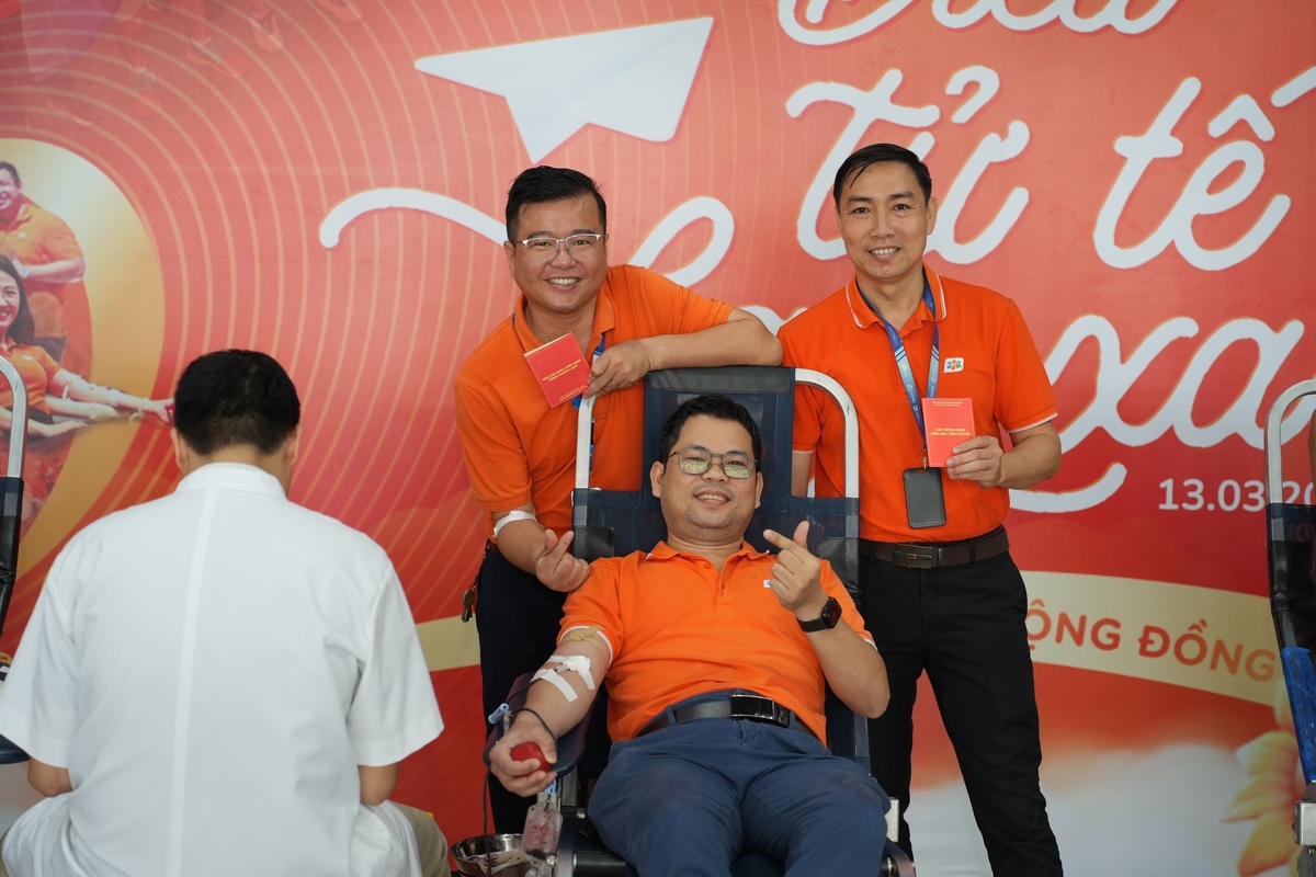 <p> Đặc biệt, lãnh đạo các đơn vị FPT tại Huế cũng tích cực hưởng ứng và tiên phong tham gia hiến máu, thể hiện tinh thần gương mẫu và lan tỏa thông điệp sẻ chia tới toàn thể cán bộ, nhân viên. </p>