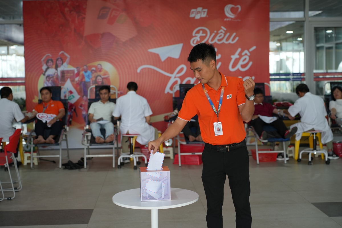 <p> Người FPT còn tự nguyện dành khoản hỗ trợ sau hiến máu để đóng góp vào Quỹ Người FPT Vì cộng đồng, nguồn quỹ được sử dụng cho các hoạt động tái thiết giáo dục, hỗ trợ đồng bào vùng khó khăn, khắc phục hậu quả thiên tai, hay đồng hành cùng những hoàn cảnh cần giúp đỡ trong xã hội. </p>
