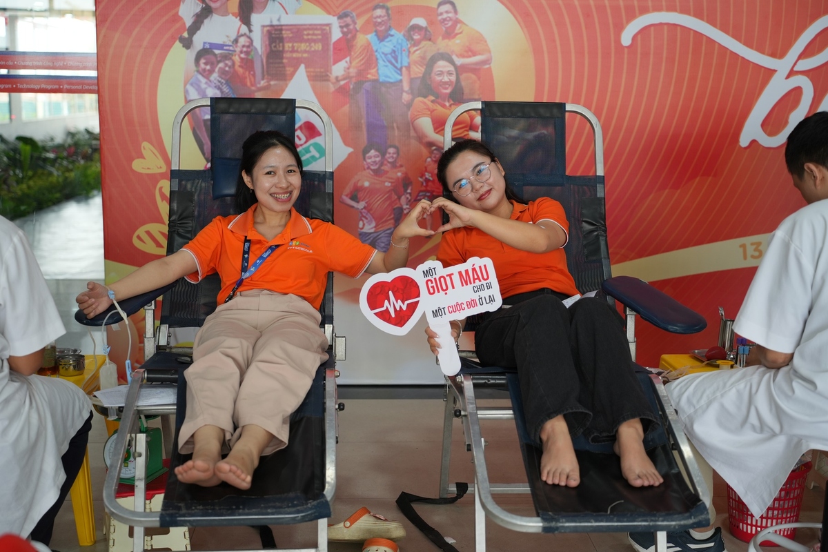 <p> Đây cũng là năm đầu tiên FPT School Huế đi vào hoạt động và lần đầu tiên nhà trường được hòa chung nhịp với Ngày FPT Vì cộng đồng. Các thầy cô nhà F rất háo hức, xem đây là cách thiết thực để đóng góp cho cộng đồng và lan tỏa tinh thần sẻ chia.</p>