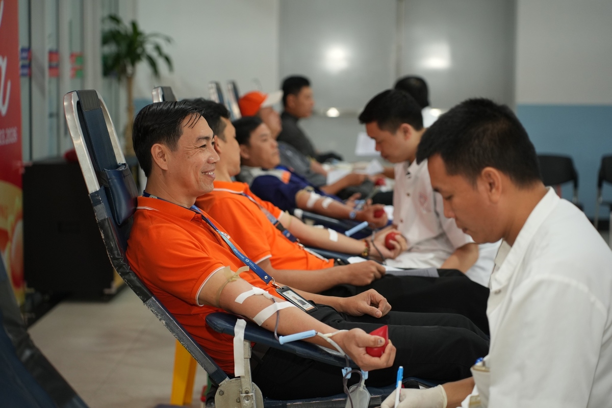 <p> Năm nay, với sự góp mặt thêm của FPT School, nhà FPT Huế thêm phần đông vui, nhộn nhịp. Cùng với Phần mềm FPT, Viễn thông FPT, Bán lẻ FPT... chương trình huy động hơn 100 CBNV và phụ huynh tham gia, đóng góp gần 100 đơn vị máu.</p>