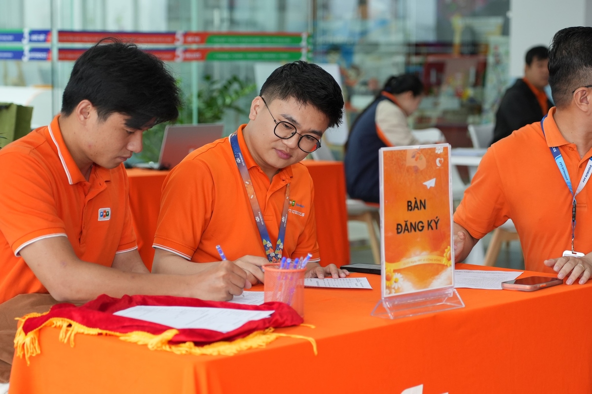 <p class="Normal"> Hai điểm cầu chính của chương trình năm nay sẽ là FPT Tower &lpar;Hà Nội&rpar; và FPT Tân Thuận &lpar;TP HCM&rpar;, bắt đầu từ 7h30 ngày 13/3. Tại khu vực phía Nam, bên cạnh điểm cầu FPT Tân Thuận, hoạt động hiến máu còn được tổ chức tại campus Đại học FPT TP HCM. Ở miền Trung, điểm cầu FPT Đà Nẵng được tổ chức tại tòa nhà FPT Complex. Chương trình cũng được triển khai tại campus FPT School Huế và campus Đại học FPT Quy Nhơn &lpar;tỉnh Gia Lai&rpar;. <span>Ngoài các điểm cầu tập trung, một số địa phương nhà FPT tại Quảng Ninh, Hải Phòng và Lào Cai cũng hưởng ứng chương trình bằng việc phối hợp tổ chức hiến máu ngay tại chi nhánh hoặc tại trung tâm tiếp nhận của địa phương</span></p>