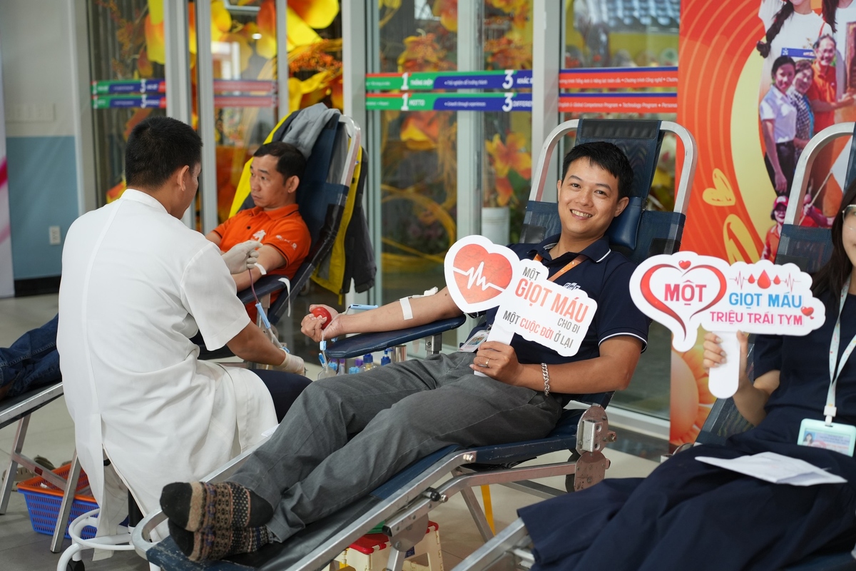 <p class="Normal"> Năm nay, hoạt động hiến máu trong khuôn khổ Ngày FPT Vì cộng đồng sẽ được triển khai tại nhiều điểm cầu trên toàn quốc. 10 địa điểm tại 9 tỉnh, thành trên toàn quốc sẽ kết nối người FPT ở nhiều vùng miền cùng chung tay trao đi những giọt máu nghĩa tình, lan tỏa thông điệp “Điều tử tế bay xa”.</p>
