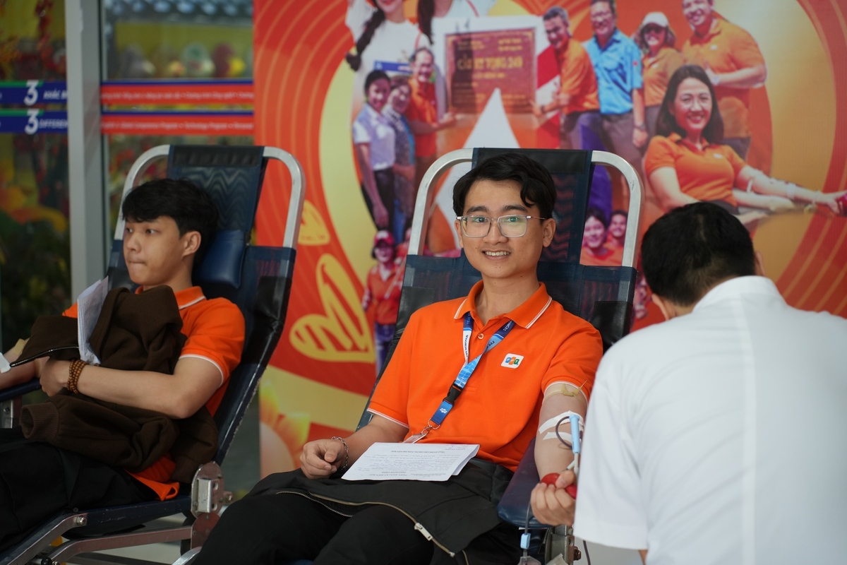 <p class="Normal"> Năm 2010, hàng nghìn cán bộ nhân viên FPT đã cùng tham gia hiến máu và diễu hành với thông điệp “Chung tay vì sự sống của người bệnh”, đặt nền móng cho một ngày vì cộng đồng đã trở thành thường niên của nhà F. <span>Từ dấu mốc ấy, hiến máu nhân đạo luôn được xem là hoạt động cốt lõi, nhắc nhớ người FPT về tinh thần sẻ chia và trách nhiệm với xã hội.</span></p>