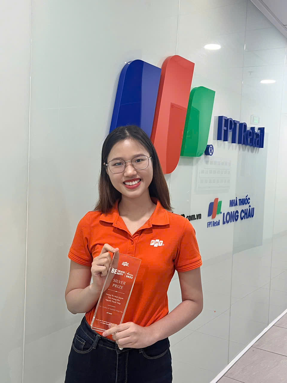 <p class="Normal" style="text-align:justify;"> Công việc ở FPT Retail mang đặc thù chuyển động rất nhanh. Mỗi ngày làm việc của chị Hoàng Thị Nhật Quỳnh, Phó phòng Phân tích nghiệp vụ và Đảm bảo chất lượng tại FPT Retail thường bắt đầu bằng các buổi "daily meeting" để cùng team nhìn lại tiến độ, nhanh chóng gỡ lỗi hệ thống và thực hiện chuỗi họp ngắn với các bộ phận nhằm đảm bảo vận hành kinh doanh không bị gián đoạn.</p>