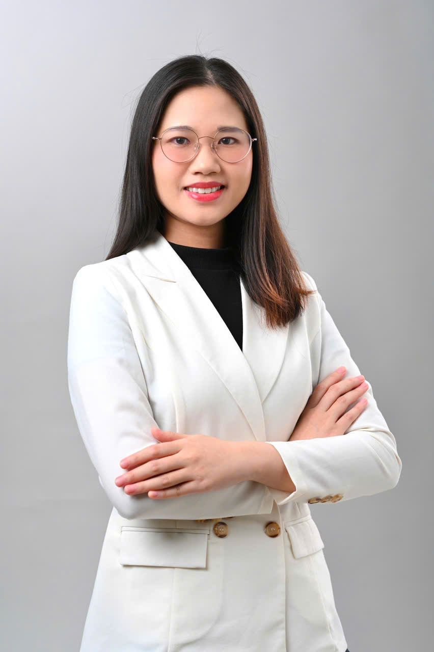 <p class="Normal" style="text-align:justify;"> Nhân dịp 8/3, nữ Phó phòng FPT Retail gửi gắm thông điệp đến các nữ đồng nghiệp: "Mỗi người phụ nữ đều có thế mạnh riêng. Dù ở ngành 'khô khan' như công nghệ, chỉ cần tin vào bản thân và sẵn sàng học hỏi, bạn sẽ luôn tỏa sáng và làm tốt theo cách của riêng mình".</p>