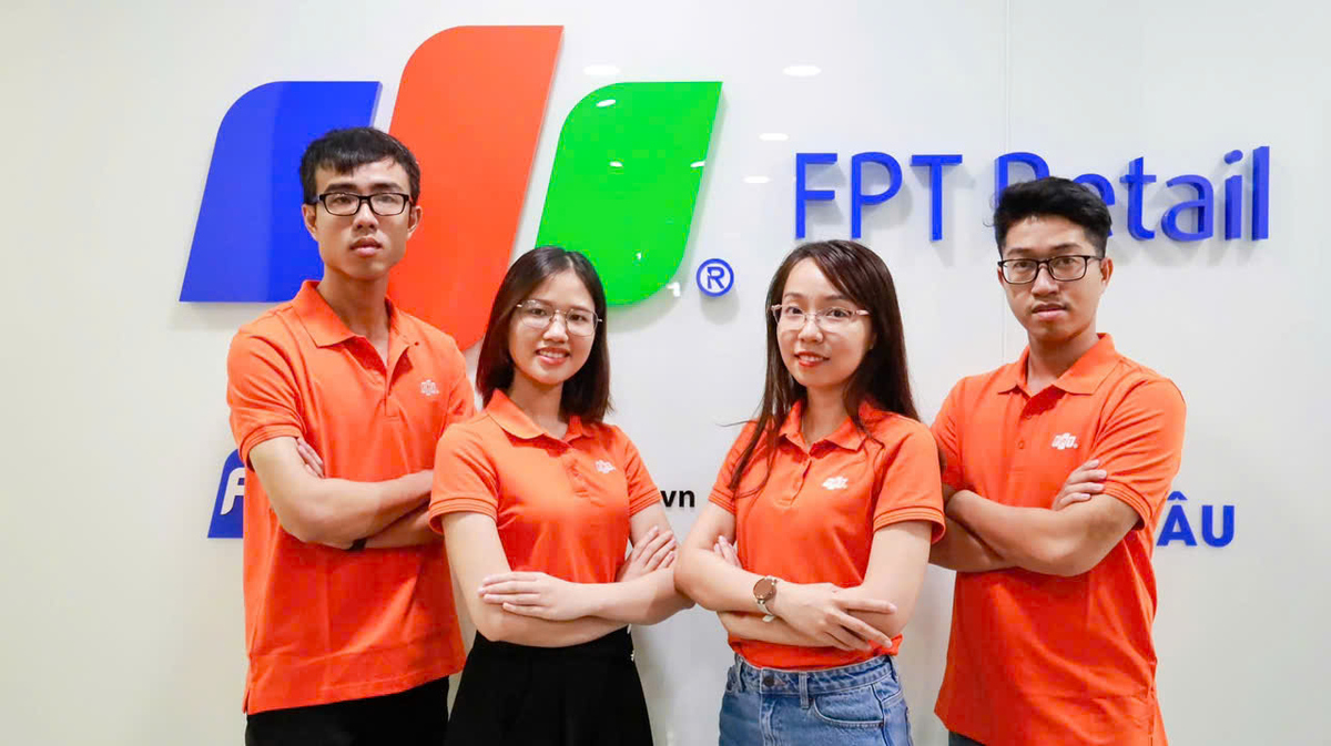 <p class="Normal" style="text-align:justify;"> Đảm nhận cùng lúc hai mảng công việc, nữ quản lý ví công việc của mình như việc "vừa tìm lời giải cho bài toán nghiệp vụ, vừa phải đảm bảo giải pháp đó đủ chắc chắn trước khi vận hành". Với chị, tốc độ là cần thiết, nhưng sự rõ ràng để mọi người cùng hiểu mục tiêu mới là chìa khóa giúp công việc bớt áp lực.</p>