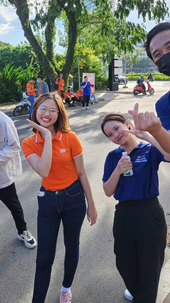 <p class="Normal" style="text-align:justify;"> Nhìn lại chặng đường gắn bó với Bán lẻ FPT, dự án chuyển đổi số toàn diện tại Long Châu là dấu mốc đáng nhớ nhất. Đối mặt với quy mô lớn, thời gian gấp và hệ thống cũ phức tạp, chính những thử thách "khó nhằn" này đã giúp chị và cả đội ngũ gắn kết, trưởng thành vượt bậc.</p>