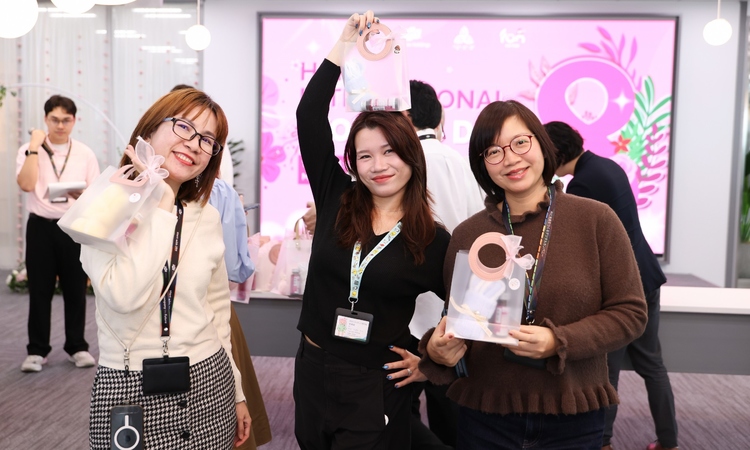 'Một nửa thế giới' FPT tại Nhật Bản nhận quà 8/3