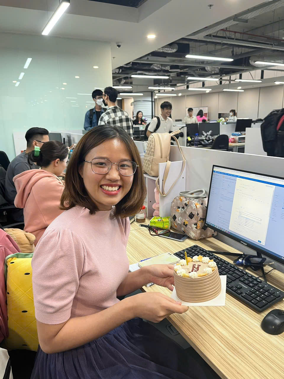 <p class="Normal" style="text-align:justify;"> "Khi hệ thống mới vận hành ổn định, phục vụ khách hàng nhanh hơn, hiệu quả hơn... đối với mình đó không chỉ là một dự án công nghệ, mà là một bước tiến lớn trong sự nghiệp," chị Quỳnh tự hào chia sẻ về trái ngọt có được sau những giai đoạn áp lực căng thẳng cùng anh em dự án.</p>