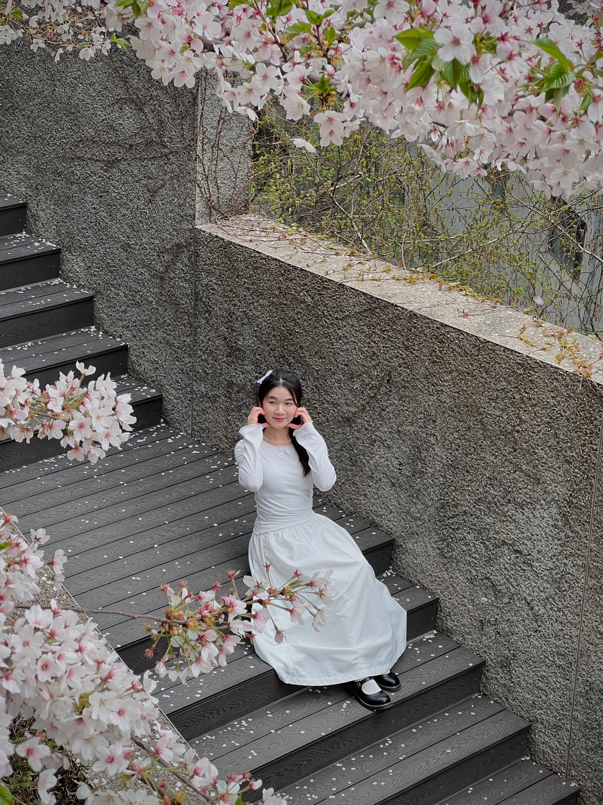 <p class="Normal" style="text-align:justify;"> Từng có thời gian học tập tại Hàn Quốc, Thanh nhanh chóng bắt nhịp với văn hóa làm việc "pali-pali" nhanh nhẹn và sự khắt khe của khách hàng. Bí quyết của cô là rèn luyện kỹ năng quản lý thời gian, chuẩn bị kỹ trước mỗi cuộc họp và không bao giờ ngại "hỏi lại cho rõ" để đảm bảo chất lượng công việc.</p>