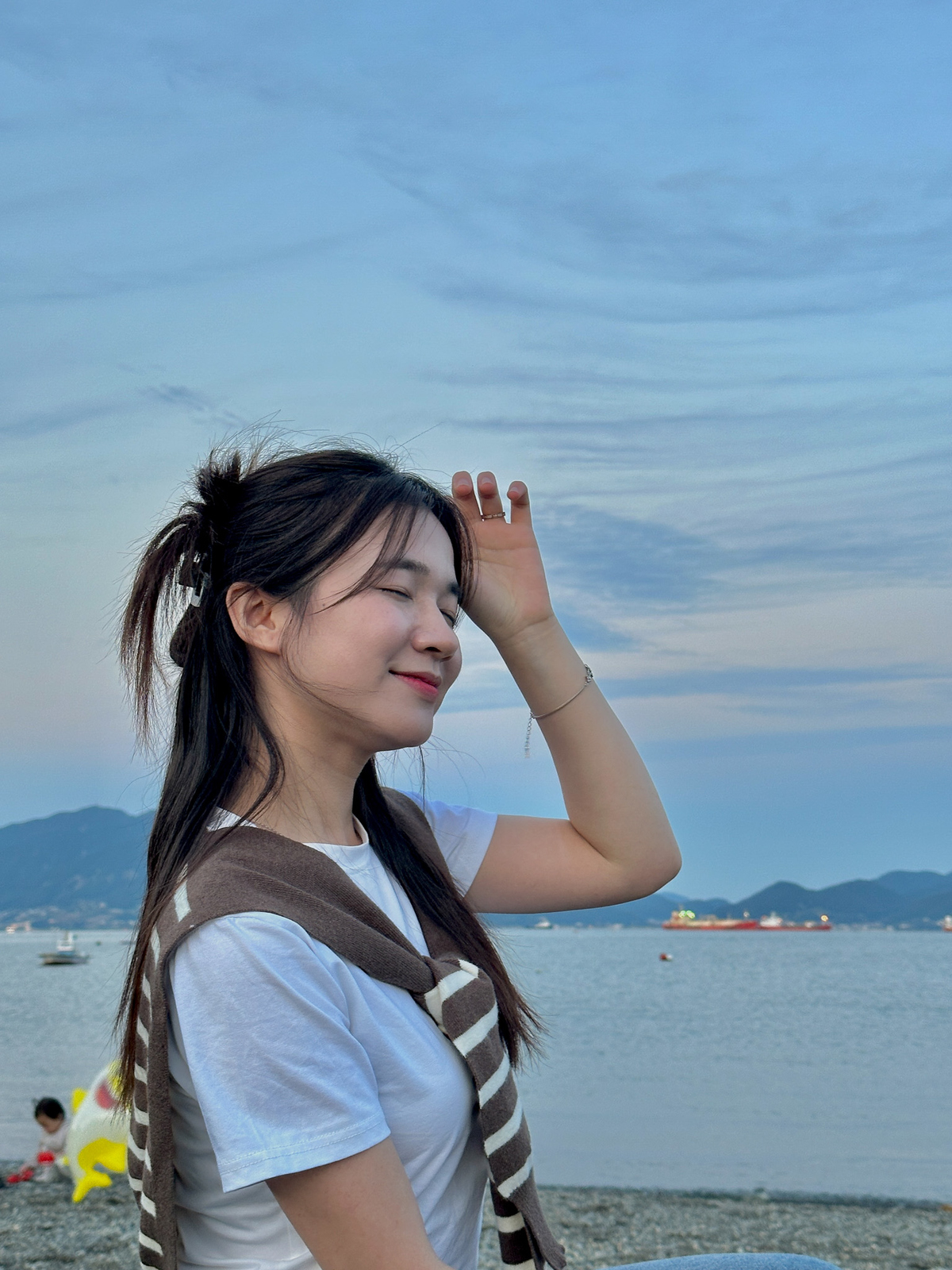 <p class="Normal" style="text-align:justify;"> Áp lực là chuyện "cơm bữa", nhưng Thanh luôn giữ "cái đầu lạnh" bằng cách chẻ nhỏ vấn đề để xử lý từng bước. Đặc biệt, "trái tim nóng" của cô được nuôi dưỡng bởi sự hỗ trợ từ các anh chị mentor và những phút giây chia sẻ cùng đồng nghiệp giúp xua tan mọi căng thẳng.</p>