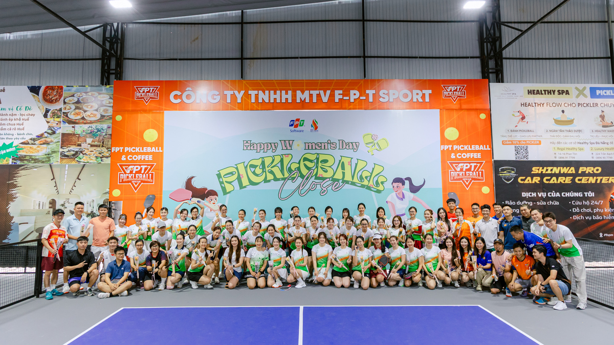 <p class="Normal"> Từ 7h, sân Pickleball ngay cạnh khuôn viên khu đô thị FPT City đã rộn ràng khi các vận động viên nhà F cùng hội tụ, check-in và chuẩn bị cho ngày tranh tài sôi nổi. Trong sắc áo đồng phục nổi bật, những “bông hoa” của FPT mang đến không khí tươi vui, hào hứng ngay từ những phút khởi động đầu tiên.</p>