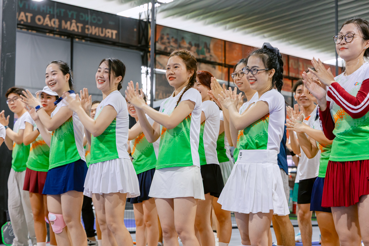 <p> Giải đấu Pickleball mừng Ngày Quốc tế Phụ nữ năm nay quy tụ 76 vận động viên, thi đấu theo thể thức đôi nữ và đôi nam - nữ. Tổng cộng 38 cặp đấu đã bước vào tranh tài, tạo nên 83 trận đấu kịch tính diễn ra liên tục từ 8h đến 12h trên các sân.</p>