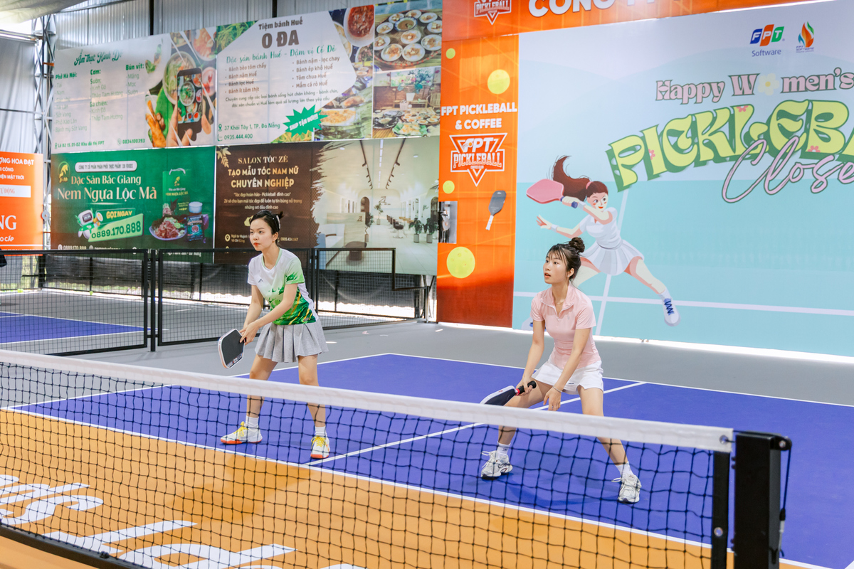 <p> Không khí trên sân luôn nóng lên bởi sự cổ vũ nhiệt tình của đồng nghiệp và khán giả. Mỗi pha bóng đẹp, mỗi cú cứu bóng ngoạn mục hay những màn phối hợp ăn ý đều nhận được những tràng vỗ tay, tiếng reo hò không ngớt từ bên ngoài đường biên, góp phần tiếp thêm tinh thần và năng lượng cho các vận động viên thi đấu hết mình.</p>