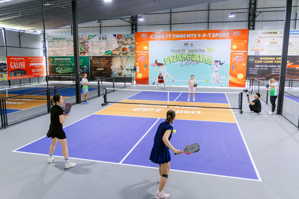 <p> Loạt trận đấu căng thẳng kéo dài đến tận trưa, đẩy không khí trên sân lên cao trào với trận chung kết đầy kịch tính. Các cặp vận động viên đã cống hiến những pha bóng giằng co, những cú đánh quyết đoán cùng màn rượt đuổi điểm số nghẹt thở.</p>