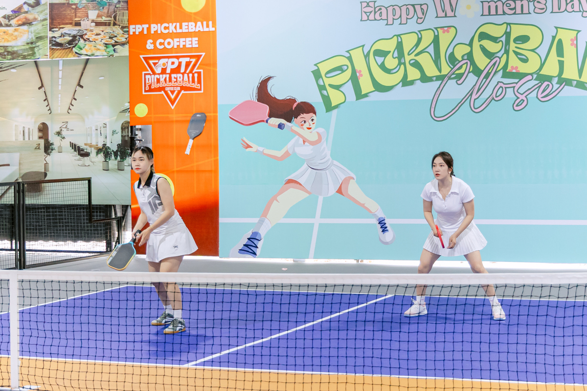 <p> Các vận động viên được chia thành 8 bảng đấu, mỗi bảng thi đấu từ 6 đến 8 trận. Với tinh thần thể thao cao, các trận đấu diễn ra sôi nổi với nhiều pha bóng đẹp mắt, những cú đánh uy lực cùng các màn phối hợp ăn ý giữa các cặp đôi. </p>