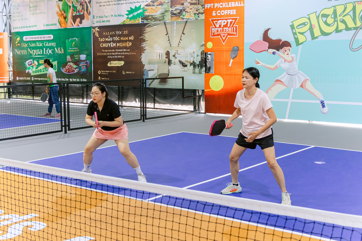<p> Dù đã ngoài 50 tuổi, chị Lương Thị Bội Ngọc vẫn nhiệt huyết tham gia giải đấu, mang đến nhiều pha bóng quyết liệt và mãn nhãn trên sân. Không chỉ đam mê pickleball, chị còn được biết đến là một “chân chạy” bền bỉ của nhà F, thường xuyên góp mặt tại các giải chạy phong trào và truyền cảm hứng về lối sống năng động, khỏe mạnh.</p>