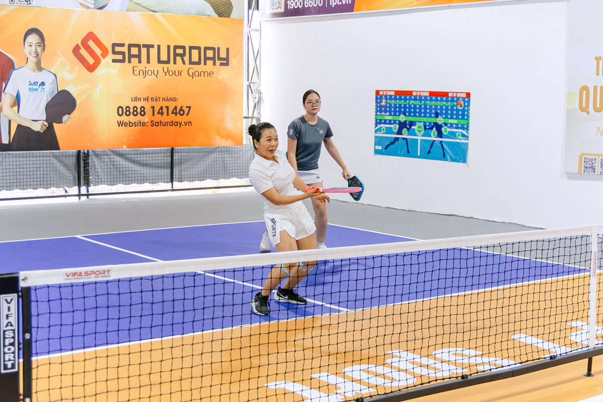 <p> Ngày hội Pickleball còn rộn trong tiếng cười, những cái bắt tay và nhiều bức ảnh kỷ niệm "để đời".</p>