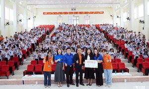 FPT trao tặng bộ học liệu AI tiếp sức gần 1.000 học sinh tại Đắk Lắk