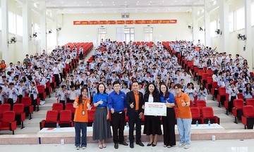 FPT trao tặng bộ học liệu AI tiếp sức gần 1.000 học sinh tại Đắk Lắk