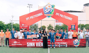 FPT Polytechnic Đà Nẵng nâng cao cúp vàng giải bóng đá sinh viên toàn quốc