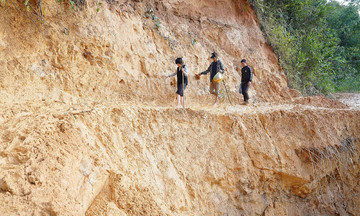 Băng rừng, lội suối gieo 'hy vọng' đến muôn nẻo vùng cao