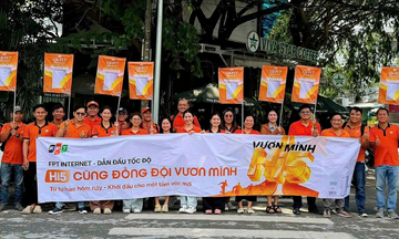 Salesman Viễn thông FPT đi kết nối Internet, tiện chân dệt 30 tỷ bước chân