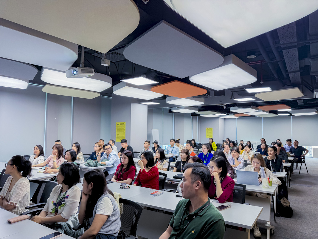 <p class="Normal"> Nội dung bao gồm nhận diện tình huống khẩn cấp, bảo vệ đường thở, thực hiện các bước cấp cứu ban đầu; nâng cao hiểu biết về nguyên tắc sơ cứu ban đầu trong các trường hợp chấn thương; rèn luyện kỹ năng xử trí chấn thương thường gặp như băng bó, cố định gãy xương, hỗ trợ vận chuyển bệnh nhân an toàn. Bên cạnh đó, chương trình kết hợp lý thuyết và thực hành qua các tình huống mô phỏng, giúp học viên có khả năng áp dụng vào thực tế.</p>