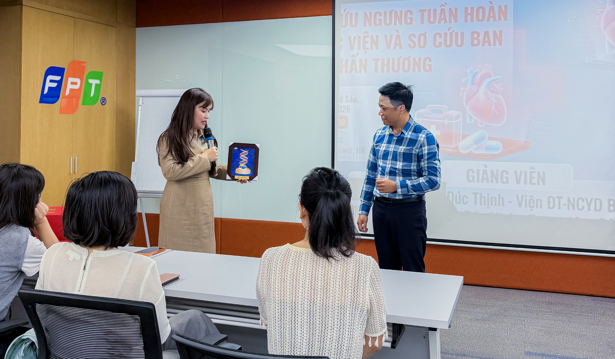 <p class="Normal"> Phát biểu tại sự kiện, chị Phạm Ngọc Anh - Chánh Văn phòng FPT - cho biết, cuối năm 2025, hai đơn vị đã ký kết hợp tác với mục tiêu phát huy thế mạnh cốt lõi của mỗi bên.</p> <p class="Normal"> Theo chị, FPT theo đuổi sứ mệnh ứng dụng công nghệ nhằm mang lại cuộc sống hạnh phúc hơn cho con người, trong khi Bệnh viện Bạch Mai hướng tới nâng cao chất lượng chăm sóc sức khỏe cho người dân.</p> <p class="Normal" dir="ltr"> Trong khuôn khổ hợp tác, khóa đào tạo sơ cấp cứu được hai bên ấp ủ và triển khai, nhằm trang bị cho cán bộ, nhân viên FPT một kỹ năng mềm thiết yếu. “Đây là kỹ năng có tính ứng dụng cao, giúp mỗi cá nhân có thể hỗ trợ kịp thời cho đồng nghiệp, người thân trong những tình huống khẩn cấp khi chưa tiếp cận được dịch vụ y tế chuyên nghiệp”, chị Ngọc Anh chia sẻ.</p> <p class="Normal" dir="ltr"> Chị cũng nhấn mạnh, trong các tình huống khẩn cấp, “thời điểm vàng” để sơ cấp cứu là yếu tố then chốt và không thể chờ đợi đội ngũ y tế. Việc phổ cập kỹ năng này trong cộng đồng sẽ góp phần trở thành “cánh tay nối dài” của các bác sĩ, giúp tăng cơ hội cứu sống người gặp nạn.</p> <p class="Normal" dir="ltr"> Đại diện FPT gửi lời cảm ơn lãnh đạo Bệnh viện Bạch Mai đã quan tâm, chỉ đạo, đồng thời tri ân các chuyên gia, bác sĩ đã dành thời gian tham gia giảng dạy, chia sẻ kinh nghiệm cho đội ngũ cán bộ văn phòng của Tập đoàn. Nhân dịp này, FPT đã trao tặng bức tranh gạo “FPT là nhà” tới đại diện các bác sĩ tham gia chương trình.</p>