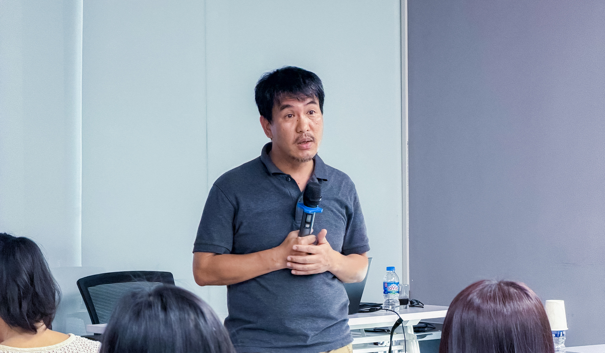 <p class="Normal" dir="ltr"> Tại ngày đầu khóa đào tạo, bác sĩ Nguyễn Đức Vinh, Trung tâm Cấp cứu A9, Bệnh viện Bạch Mai, cho biết não chỉ chịu được thiếu oxy dưới 4 phút khi tim ngừng đập, trong khi thời gian tiếp cận của nhân viên y tế ngoài cộng đồng thường từ 6-10 phút hoặc lâu hơn.</p> <p class="Normal" dir="ltr"> Vì vậy, việc người chứng kiến được trang bị kỹ năng sơ cứu và hồi sinh tim phổi &lpar;CPR&rpar; đóng vai trò quyết định. Tuy nhiên, thực tế tại Việt Nam, tỷ lệ người chứng kiến thực hiện CPR còn thấp, chỉ khoảng 8,7%, trong khi thời gian xe cấp cứu đến hiện trường trung bình hơn 22 phút.</p> <p class="Normal" dir="ltr"> Theo bác sĩ Vinh, khi phát hiện nạn nhân mất ý thức, người dân cần nhanh chóng đánh giá tình trạng, gọi hỗ trợ và tiến hành ép tim ngay nếu nghi ngờ ngừng tuần hoàn. Ép tim đúng cách với tần số 100-120 lần/phút, độ sâu 5-6 cm, kết hợp thổi ngạt theo tỷ lệ 30:2 giúp duy trì tuần hoàn và tăng cơ hội sống cho nạn nhân.</p> <p class="Normal" dir="ltr"> Ngoài ngừng tuần hoàn, nhiều tình huống cấp cứu thường gặp tại cộng đồng như hóc dị vật, đột quỵ, co giật hay đuối nước cũng cần được xử trí ban đầu đúng cách trước khi chuyển đến cơ sở y tế. Việc sơ cứu đúng giúp tránh tổn thương nặng thêm, duy trì sự sống và cải thiện khả năng hồi phục của người bệnh.</p>