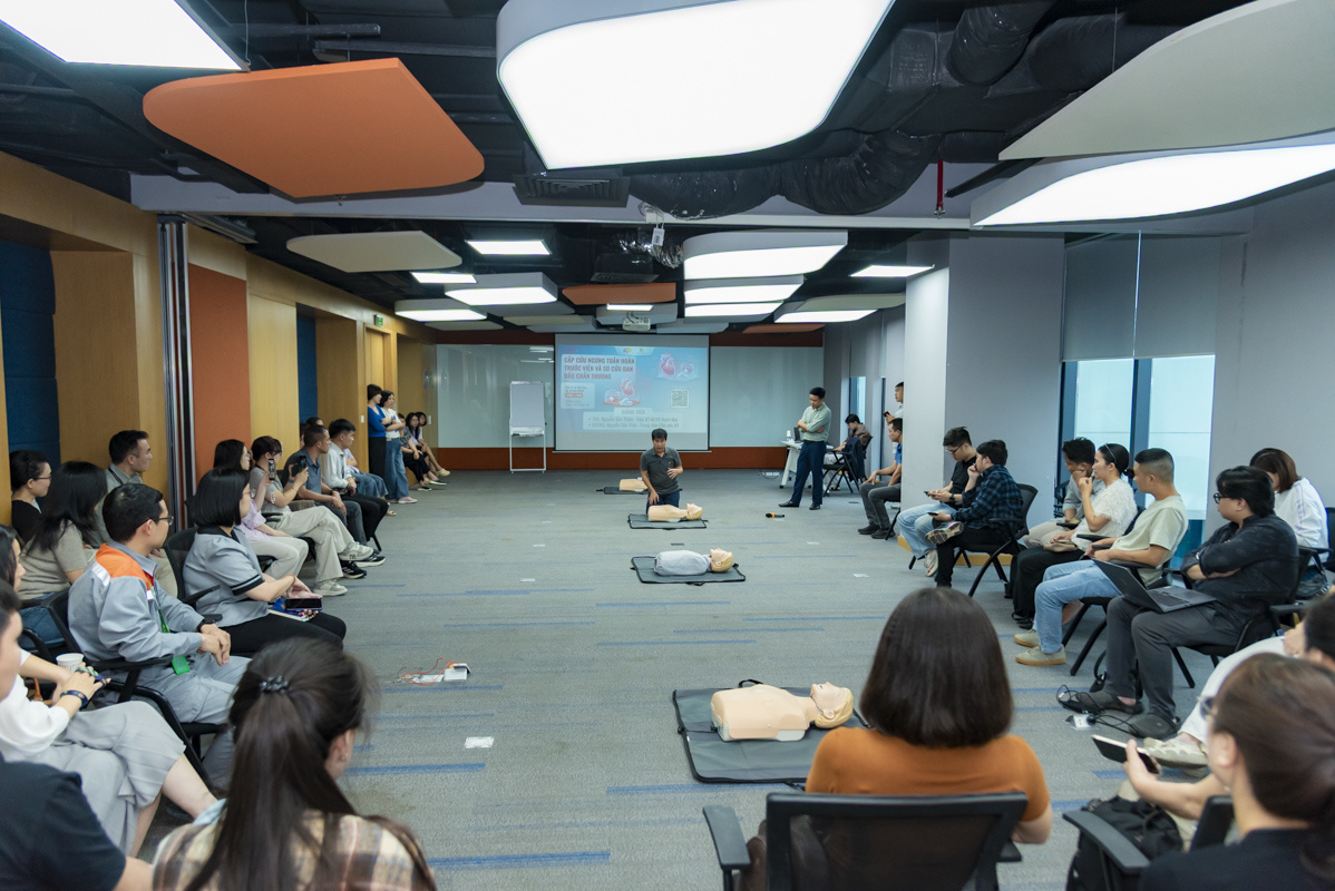 <p class="Normal"> Tại buổi học thứ hai diễn ra ngày 20/3, các học viên được thực hành kỹ thuật ép tim ngoài lồng ngực để cấp cứu người gặp nạn.</p> <p class="Normal"> Theo bác sĩ Nguyễn Đức Vinh, người được huấn luyện cơ bản hoàn toàn có thể thực hiện ép tim cứu người nếu làm đúng kỹ thuật. Vị trí ép là giữa xương ức, tần số 100-120 lần mỗi phút, độ sâu tối thiểu hơn 4cm đối với người trưởng thành và cần duy trì liên tục, hạn chế gián đoạn.</p> <p class="Normal" dir="ltr"> Trong thực tế, với người không chuyên, quy trình thường áp dụng là ép tim 30 lần, sau đó dừng khoảng 5 giây để hỗ trợ hô hấp hoặc kiểm tra đường thở, rồi tiếp tục chu kỳ. Sau 5 chu kỳ, dừng khoảng 10 giây để kiểm tra dấu hiệu sự sống. Nếu nạn nhân có phản ứng, cần chờ lực lượng y tế; nếu không, tiếp tục ép tim. Bác sĩ cũng lưu ý, trong trường hợp nạn nhân có vết thương chảy máu, cần ưu tiên sơ cứu cầm máu, nếu không việc ép tim sẽ kém hiệu quả.</p>