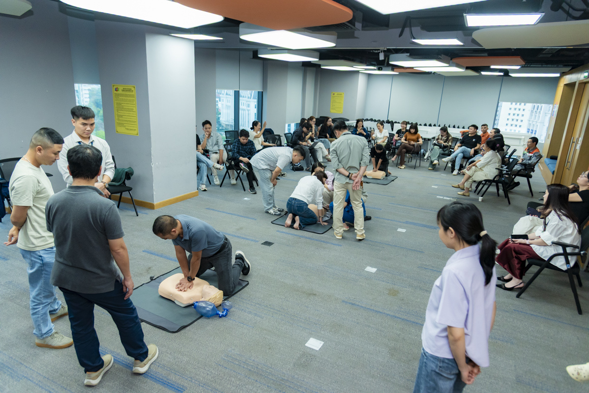 <p class="Normal"> Sau phần hướng dẫn, các học viên được chia thành 4 nhóm để thực hành, đồng thời làm bài kiểm tra lý thuyết và thực hành trực tiếp kỹ thuật ép tim.</p>