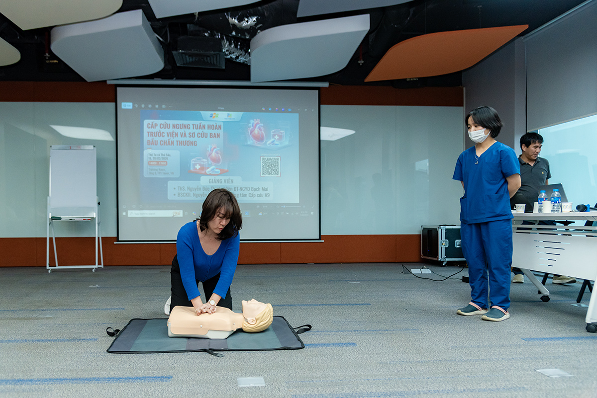 <p class="Normal" dir="ltr"> Chia sẻ sau khóa học, chị Lữ Linh &lpar;FPT Online&rpar; cho biết nội dung đào tạo hữu ích, giúp học viên nắm được kỹ năng cơ bản để hỗ trợ nạn nhân trong thời gian chờ lực lượng y tế. Trước đó, chị chủ yếu tự học qua mạng nên trải nghiệm còn hạn chế. “Tôi không mong gặp tình huống phải ép tim ngoài đời, nhưng sẽ phổ biến kiến thức này cho người thân để có thể giúp đỡ khi cần, đồng thời lan tỏa giá trị nhân văn”, chị nói.</p> <p class="Normal" dir="ltr"> Đại diện FPT Online cho biết đơn vị dự kiến tổ chức thêm các khóa đào tạo tương tự cho toàn bộ CBNV ngay đầu tháng 4. Với đặc thù nhiều phóng viên thường xuyên tác nghiệp hiện trường, việc trang bị kỹ năng sơ cứu được kỳ vọng giúp xử lý kịp thời các tình huống khẩn cấp.</p>