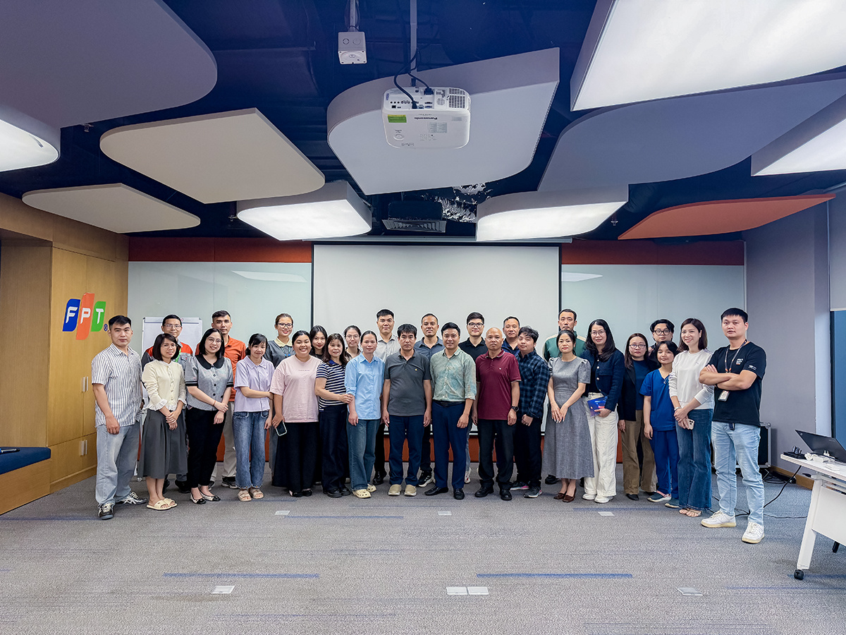 <p class="Normal" dir="ltr"> Trong khi đó, anh Nguyễn Đình Diệu, cán bộ Hành chính Văn phòng FPT Software, đánh giá khóa học có ý nghĩa thiết thực, đặc biệt với những người có gia đình và người thân lớn tuổi. Theo anh, các kỹ năng này có thể áp dụng trong nhiều tình huống bất ngờ trong cuộc sống.</p> <p class="Normal" dir="ltr"> Anh cũng cho biết sẽ đề xuất đơn vị tổ chức thêm các khóa đào tạo tương tự. “Tại FPT Software, các tiêu chuẩn về an toàn, sức khỏe nghề nghiệp luôn được chú trọng. Những kỹ năng sơ cứu như vậy rất quan trọng, không chỉ với nhân viên mà còn đáp ứng sự quan tâm của đối tác, khách hàng”, anh nói.</p> <p class="Normal" dir="ltr"> Theo anh Diệu, trước đây từng gặp các trường hợp người đi đường bị bất tỉnh nhưng chưa có đủ kiến thức để hỗ trợ. Sau khóa học, anh và đồng nghiệp sẵn sàng can thiệp khi có cơ hội giúp đỡ trong thực tế.</p>