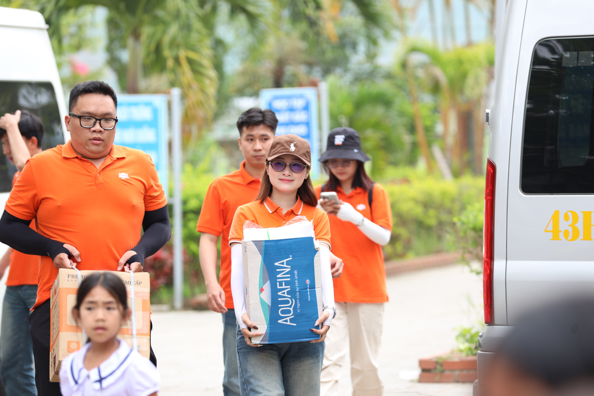 <p> Để đến với điểm trường Tiểu học Hồng Kim &lpar;xã A Lưới, TP. Huế&rpar;, cô chú Phần mềm FPT Đà Nẵng đã phải đi từ 5h, vượt hơn 100 km đèo dốc hiểm trở. Ngôi trường này nằm ở sát biên giới, là nơi học tập của 246 em học sinh, trong đó phần lớn là con em đồng bào như Pa Kô, Tà Ôi, Ka Tu...</p>