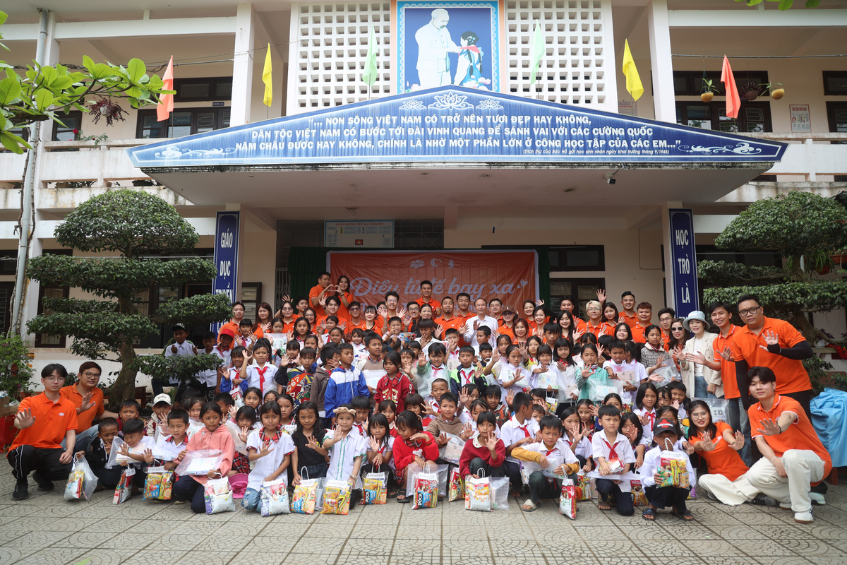 <p class="Normal"> Tháng 3 hằng năm luôn là dịp để người FPT cùng nhau hướng về cộng đồng. Ngày 13/3/2010, lần đầu tiên, hàng nghìn CBNV FPT đã tham gia hiến máu và diễu hành với thông điệp “Chung tay vì sự sống của người bệnh”, mở ra Ngày FPT Vì cộng đồng. Từ đó, 13/3 hằng năm luôn thu hút hàng nghìn, hàng vạn người chung tay, trở thành cầu nối, thổi bùng ngọn lửa yêu thương đến CBNV và lan tỏa rộng rãi đến những cá nhân, tổ chức khác trong xã hội. Với tinh thần này, năm 2014, Quỹ Người FPT Vì cộng đồng ra đời với sứ mệnh tương tự, nơi mà mỗi người FPT sẽ đóng góp 1 ngày lương hằng năm để cùng làm các hoạt động nhân văn, ý nghĩa.</p>