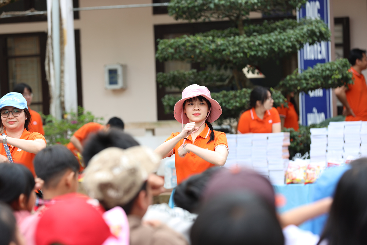 <p> Xen kẽ giữa các tiết mục là những trò chơi nhỏ, giản dị nhưng tràn ngập niềm vui. Từ những phút còn e dè, các em dần trở nên tự tin, cởi mở hơn, tạo nên một không gian giao lưu đầy ắp gắn kết.</p>