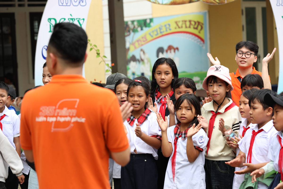 <p> Dẫu điều kiện còn nhiều thiếu thốn, 22 thầy cô giáo nơi đây vẫn ngày ngày bền bỉ bám trường, tận tâm gieo chữ, chắp cánh ước mơ cho các em nhỏ vùng biên. Tại đây, cô chú nhà F dã khởi động chương trình giao lưu, mang lại không khí sôi nổi cho sân trường Hồng Kim. Dưới sự dẫn dắt duyên dáng và đầy năng lượng của chàng kỹ sư phần mềm Phúc Hữu, các em học sinh hào hứng tham gia những điệu nhảy tràn ngập tiếng cười.</p>