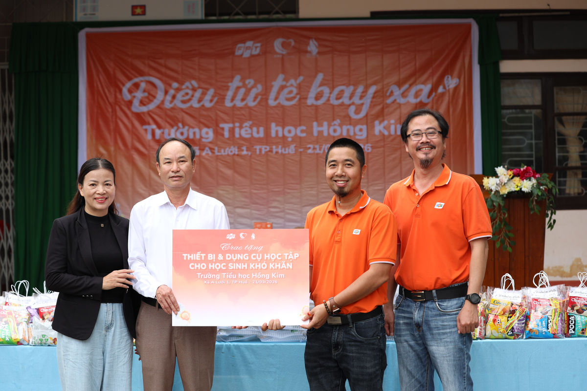 <p> Từ nguồn đóng góp của người FPT với phong trào góp 1 ngày lương, đoàn đã trao tặng nhà trường các thiết bị 2 chiếc tivi, máy in... nhằm hỗ trợ công tác giảng dạy. </p>