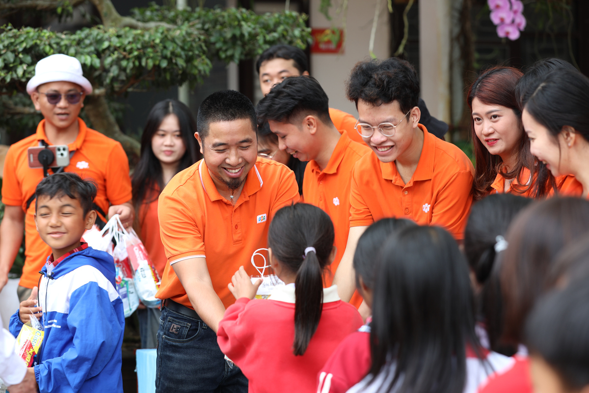 <p> Đồng thời, các em học sinh cũng nhận được những phần quà gồm dụng cụ học tập và bánh kẹo. 246 phần quà, mỗi món quà đều chứa đựng sự quan tâm, được cô chú nhà F gói ghém cẩn thận, sẻ chia và mong muốn góp phần cải thiện điều kiện học tập cho các em.</p>