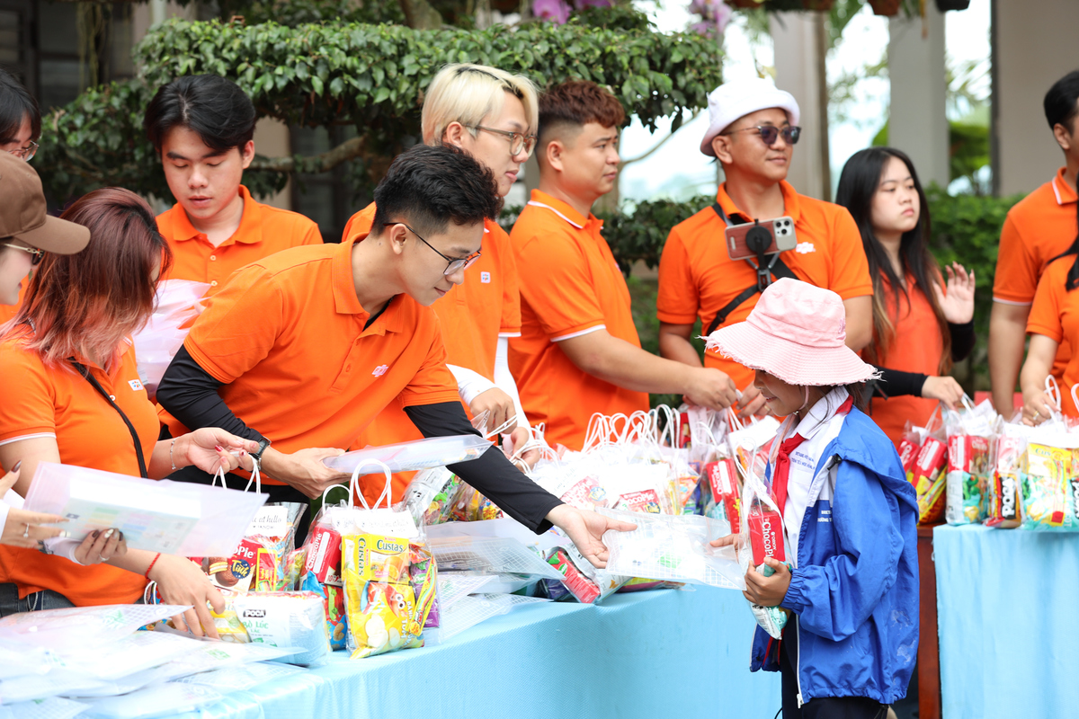 <p> Niềm vui của các em nhỏ khi có một ngày vừa được chơi, vừa có quà mang về.</p>