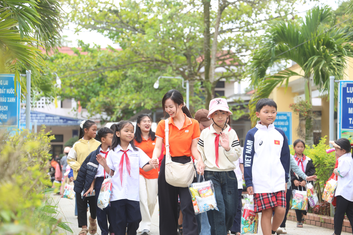 <p> Còn với Vũ Bảo Yến, phút chia tay thật nhiều cảm xúc khó quên. Rất nhiều câu chuyện còn dang dở nhưng đã quá giờ trưa nên đành phải tạm biệt. "Nếu có dịp, mình mong sẽ có cơ hội quay trở lại nơi đây, hoặc sẽ đồng hành trong màu áo cam ở một chuyến đi ý nghĩa khác nữa".</p>