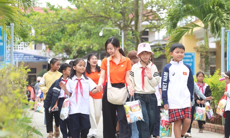 Người FPT mang '1 ngày lương' sẻ chia đến các em nhỏ vùng biên giới