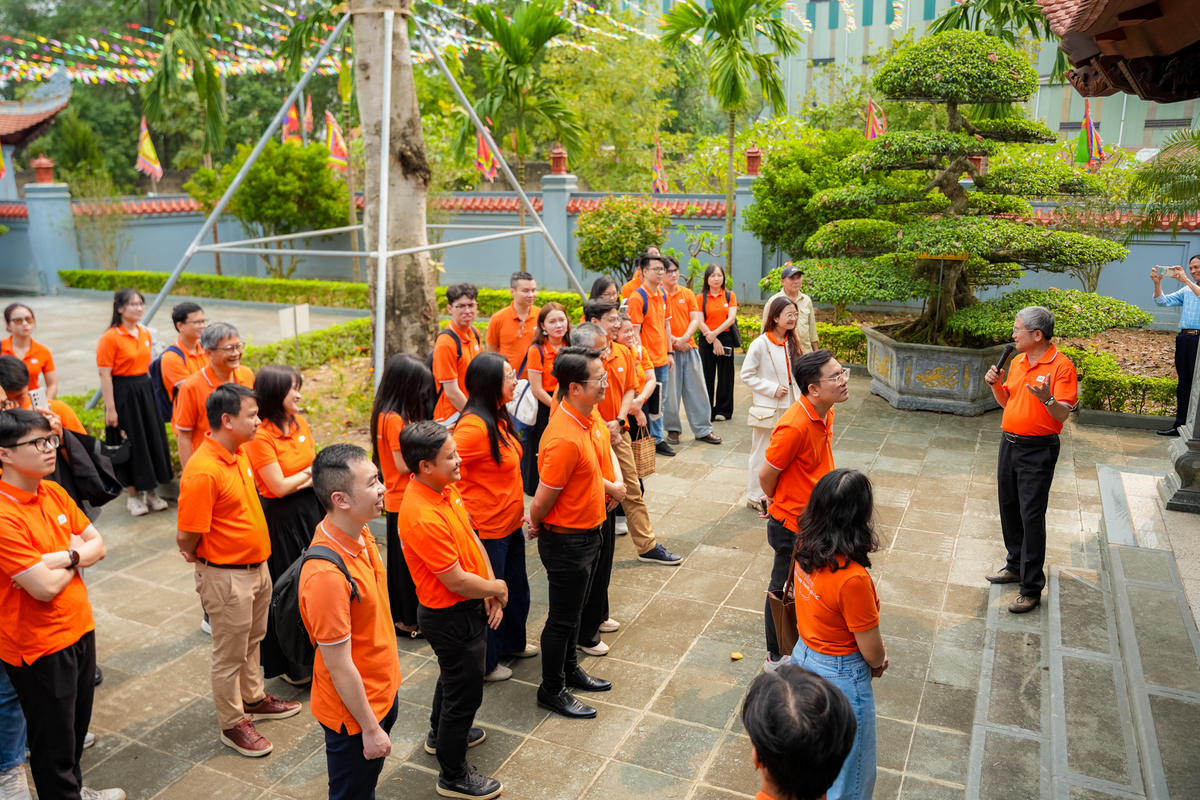 <p class="Normal" style="text-align:justify;"> Điểm dừng chân đầu tiên trong "tour trải nghiệm" là Nhà thờ tổ họ Bùi. Anh Bùi Quang Ngọc đã có mặt từ sớm để tiếp đón đoàn.</p> <p class="Normal" style="text-align:justify;"> <span>Nhà thờ tổ họ Bùi được xây dựng trên khu đất rộng 35.000m2 tại Xuân Hòa, Phúc Yên, Phú Thọ. Đây là công trình của niềm tự hào, sự đồng lòng, gắn kết của hàng nghìn người con họ Bùi ở Việt Nam, trong đó có rất nhiều thành viên đang làm việc tại FPT. </span></p>