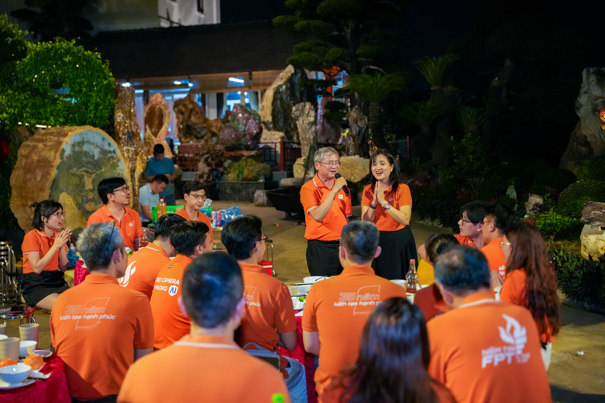 <p class="Normal" style="text-align:justify;"> Khép lại hành trình, anh Ngọc, chị Trang cùng toàn thể thành viên hòa giọng trong ca khúc "FPT Dòng sông lời thề". Giai điệu quen thuộc ấy đã kết nối tất cả trong một cảm xúc chung: tự hào và gắn bó.</p> <p class="Normal" style="text-align:justify;"> Chuyến đi chỉ kéo dài ít giờ nhưng đủ đầy, cả về trải nghiệm và kỷ niệm. Chính những khoảnh khắc "giản dị FPT" ngày hôm nay sẽ trở thành điểm tựa tinh thần quan trọng để iKhiến có thêm nhiều ý tưởng đột phá trong năm thứ 10 được tổ chức.</p>