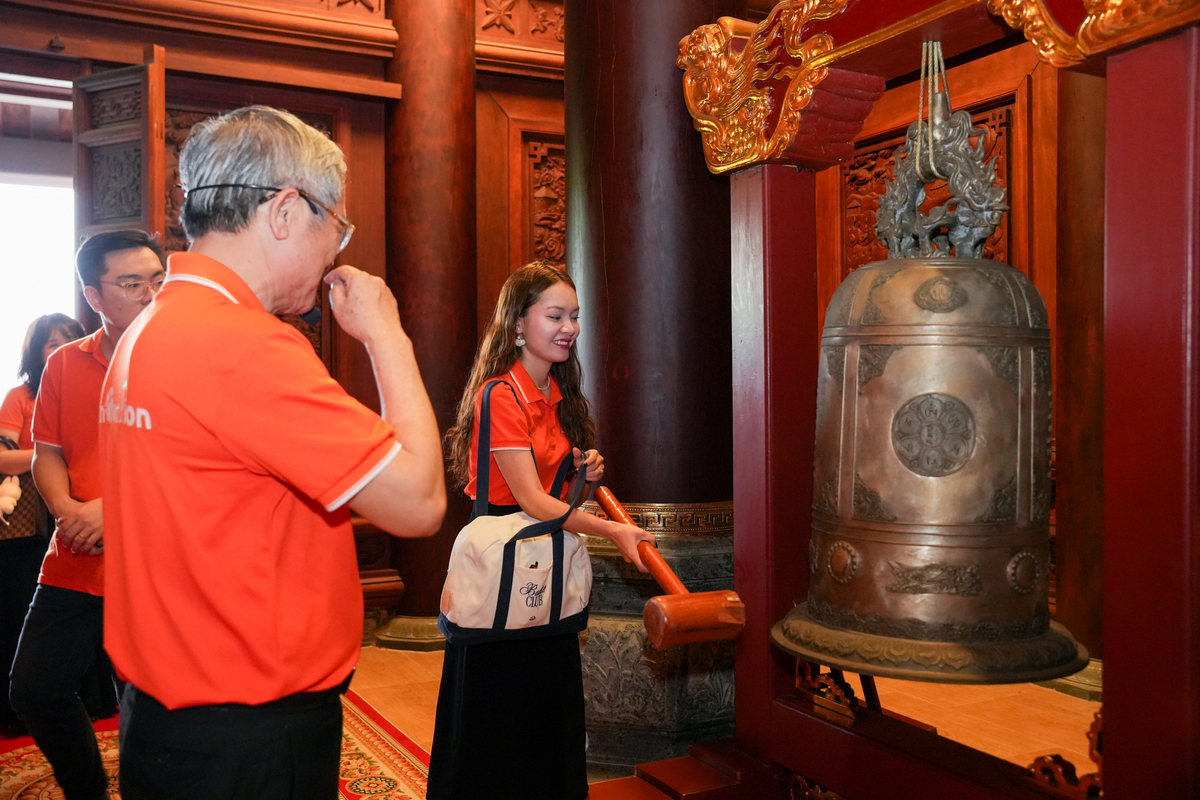 <div style="text-align:justify;"> Bùi Hoàng Mai Linh, Khối Doanh nghiệp, FPT IS - thành viên mang họ Bùi duy nhất trong đoàn - đã thay mặt các thí sinh iKhiến thực hiện nghi thức đánh chuông tại Nhà thờ tổ họ Bùi.</div> <div style="text-align:justify;">  </div> <div style="text-align:justify;"> <span>Mai Linh hào hứng chia sẻ, khi ở trên xe đã xem danh sách đoàn và thấy đa số là các anh chị 8x-9x với những thành tích rất ấn tượng tại iKhiến. "Được có mặt tại đây với tôi đã là một may mắn lớn. Sự may mắn ấy còn nhân lên nhiều lần khi tôi lần đầu tiên được đánh chuông và là thành viên duy nhất trong đoàn được nhận ấn của họ Bùi. Tôi thực sự tự hào và trân trọng khoảnh khắc này".</span></div>